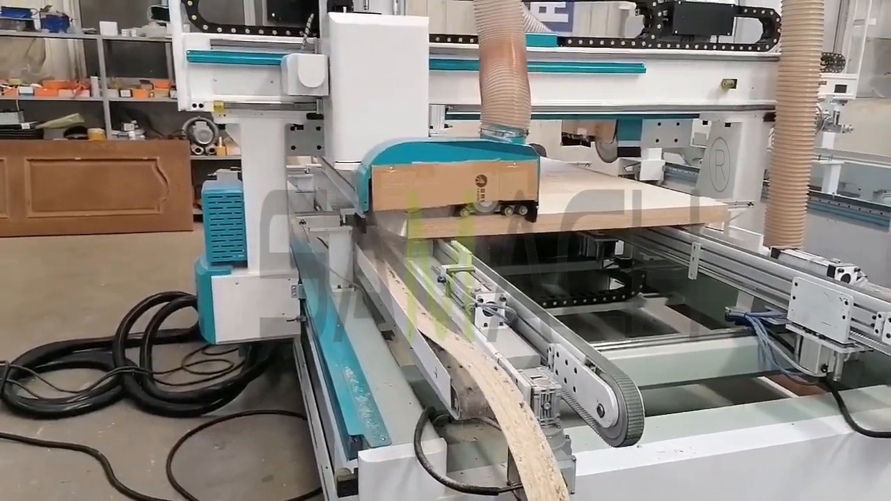 RD-1124C - Serra CNC quatro bordas para portas em operação